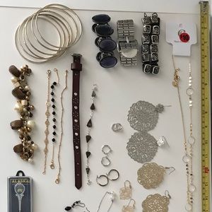 Misc lot (30+ items) of fashion jewelry